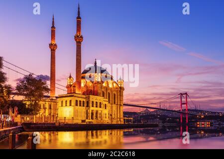 Ortaköy Moschee und den Bosporus Brücke in der Nacht leuchten, Istanbul, Türkei. Stockfoto