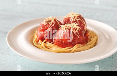 Teil der Frikadellen mit Tomatensoße und Nudeln: Ansicht von oben Stockfoto