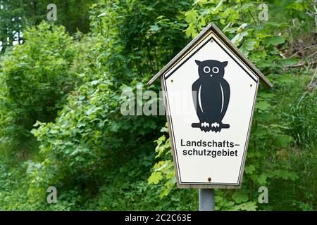 Zeichen auf einem Wanderweg in Thüringen mit der Aufschrift 'Naturschutzgebiet' Stockfoto