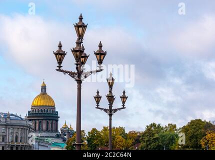 St. Isaac's Cathedral Kuppel im Herbst und verzieren altmodische Straßenlaternen, St. Petersburg, Russland Stockfoto