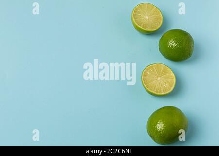 Frische Limes auf hellblauem Hintergrund mit großem Kopierbereich. Minimales Konzept im flachen Lay. Stockfoto