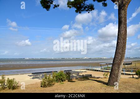 Strand bei Ebbe von Saint Brevin les Pins in Pays de la Loire Region in Westfrankreich, und die Stadt Saint Nazaire im Hintergrund Stockfoto