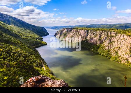 Panoramablick auf die schöne Schlucht an der Donau, von der serbischen Seite, Serbien und Rumänien Grenze gesehen. Frühling Natur Landschaft Stockfoto