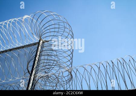 Stacheldraht an einem Zaun eines Gefängnisses, um unbefugten Zutritt zu verhindern Stockfoto