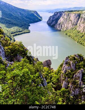 Schöne Naturlandschaft , Schlucht Donau Fluss , die Eisernen Tore , befindet sich im Osten Serbiens, Grenze zu Rumänien, Europa Stockfoto