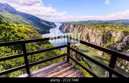 Spektakuläre Landschaft der Schlucht auf der Donau, von der hölzernen Aussichtsplattform, Serbien und Rumänien Grenze gesehen. Stockfoto