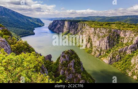 Panoramablick auf die schöne Schlucht an der Donau, von der serbischen Seite, Serbien und Rumänien Grenze gesehen. Frühling Natur Landschaft Stockfoto