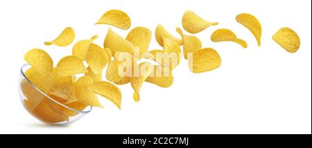 Kartoffelchips fallen in Glasschüssel isoliert auf weißem Hintergrund Stockfoto