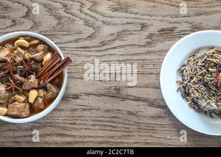 Thailändischen Massaman Curry auf dem hölzernen Hintergrund Stockfoto