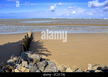 Strand bei Ebbe von Saint Brevin les Pins in Pays de la Loire Region in Westfrankreich Stockfoto