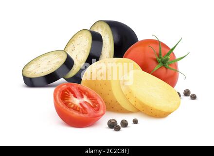 Gemüse isoliert auf weißem Hintergrund, schneiden Tomaten, Auberginen und Kartoffeln mit Gewürzen Stockfoto