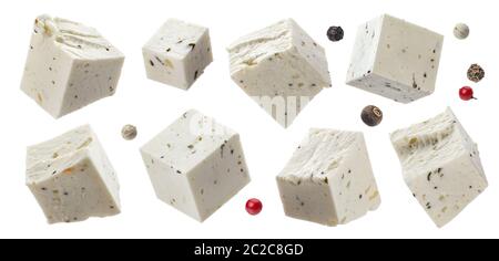 Griechische feta Würfeln mit Kräutern und Gewürzen, gewürfelte Frischkäse auf weißem Hintergrund Stockfoto