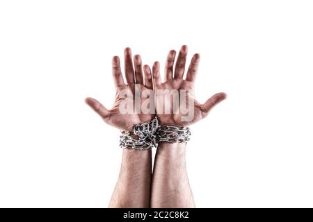 Zwei Hände in Ketten auf weißem Hintergrund mit Freistellungspfad isoliert Stockfoto