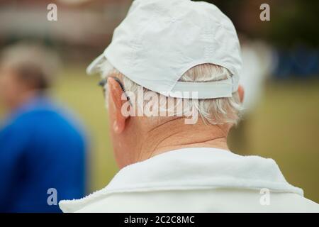 Eine Nahaufnahme von der Rückseite der ein älterer Mann Kopf. Er trägt eine weiße Kappe. Stockfoto