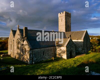 Abendansicht der St James' Church, Manorbier, Pembrokeshire, Wales, UK, Blick nordöstlich auf das Normannische Kirchenschiff mit C13th Chancel, C14th Gängen, & Turm im Nordosten. Stockfoto