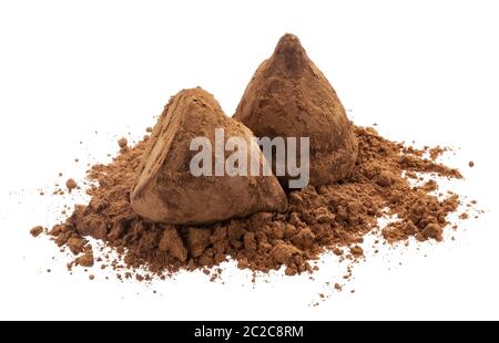 Pralinen Kakaopulver auf weißem Hintergrund Stockfoto