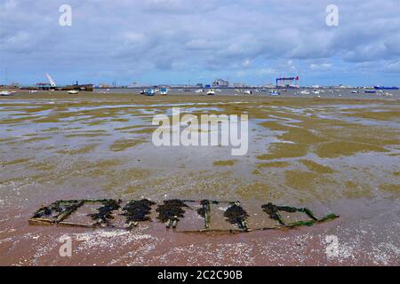 Strand bei Ebbe von Saint Brevin les Pins, mit dem kleinen Boot vollständig verschlammen, in Pays de la Loire Region in Westfrankreich Stockfoto