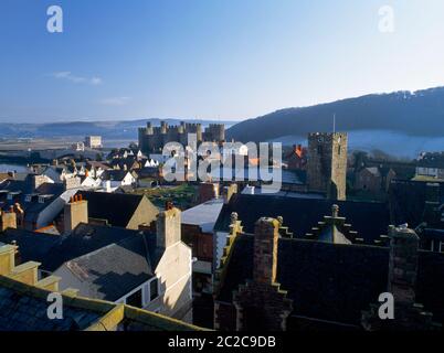 Blick SE vom Turm des Plas Mawr Elizabethan Stadthauses zur St Mary's Church (ehemalige Aberconwy Abbey), Conwy Castle und Brücken über die Mündung des Conwy. Stockfoto