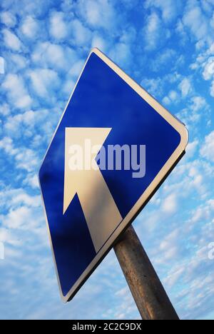 One Way Schild unter blauem Himmel Stockfoto