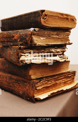 Stack zerfetzt der alten Bücher auf dem Tisch Stockfoto