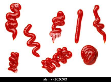 Ketchup spritzt auf weißem Hintergrund. Tomatensauce. Ansicht von oben, flach Stockfoto