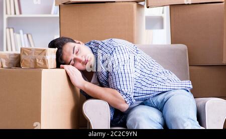 Junger Mann in Umzug in neues Haus mit Boxen Stockfoto