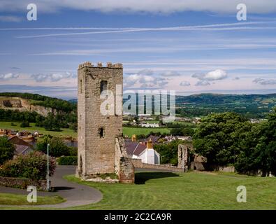 Sehen Sie NNE der Überreste von St Hilary's Chapel, Denbigh, Wales, Großbritannien, mit den Ruinen von Leicester's Church (R), die moderne Stadt & Vale of Clwyd darüber hinaus. Stockfoto