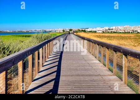 Holzsteg im Parque Linear Ribeirinho do Estuário do Tejo (Linear Park der Mündung des Tejo am Flussufer), Vila Franca de Xira, Portugal Stockfoto