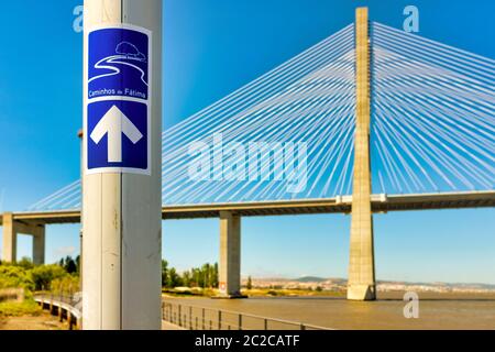 Caminhos de Fatima Richtungsschild in der Jardim do Passeio dos Heróis do Mar und Vasco de Gama Brücke, Lissabon, Portugal Stockfoto