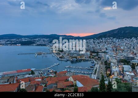 Stadt Kavala in Griechenland bei Sonnenuntergang Stockfoto