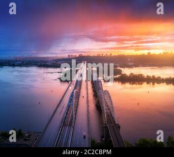 Luftaufnahme der schönen Brücke bei Sonnenuntergang in Kiew, Ukraine Stockfoto