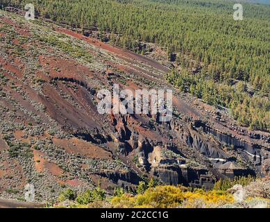 Blick auf eine große Vulkanlandschaft, die Montana Roja (rote vulkanische Lavaasche), ein loser Ascheberg in satten eisenfarbenen Rot- und Purpurtönen, gekreuzt Stockfoto