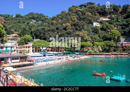 Der sand Strand als paraggi in der Nähe von Portofino in Genua bekannt auf einem blauen Himmel und Meer Hintergrund Stockfoto