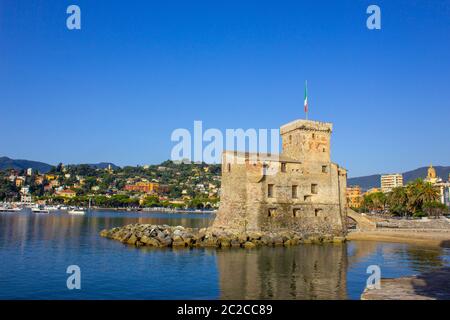 Italienische Schlösser auf Meer italienische Flagge - Schloss von Rapallo, Ligurien Genua Golf von Tigullio in der Nähe von Portofino in Italien. Stockfoto