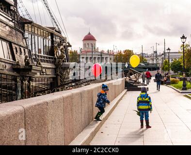 Kinder mit Luftballons von Fregat Blagodat Segelschiff, Kronverkskaya Embankment, St. Petersburg, Russland Stockfoto