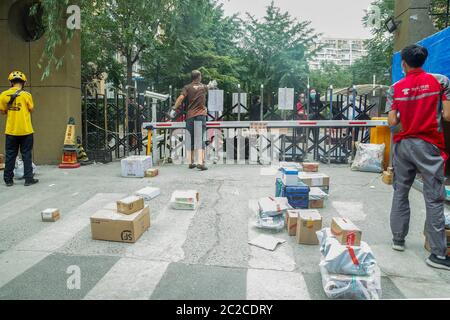 (200617) -- PEKING, 17. Juni 2020 (Xinhua) -- Deliverymen liefern Pakete im Xicheng Bezirk von Peking, Hauptstadt von China, 17. Juni 2020. Peking hat seine Notfallmaßnahmen auf COVID-19 von Level III auf Level II, das zweithöchste des vierstufigen Systems, aufgerüstet, da die Stadt um die Eindämmung neuer COVID-19-Cluster kämpft. Nach der Verbesserung der Notfallmaßnahmen wurde das geschlossene Management in allen Gemeinden in Peking wieder aufgenommen, und diejenigen, die einreisen wollen, müssen vier Schritte durchlaufen -- eine Körpertemperatur-Prüfung durchführen, einen registrierten Pass zeigen und ihre Gesundheit haben Stockfoto