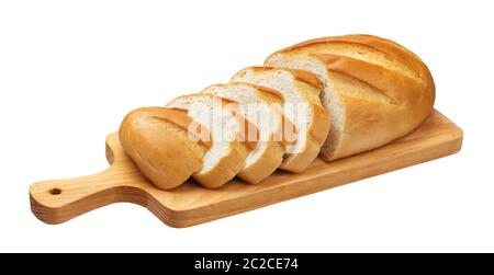 Geschnittenes Brot auf Holz Schneidebrett auf weißem Hintergrund Stockfoto