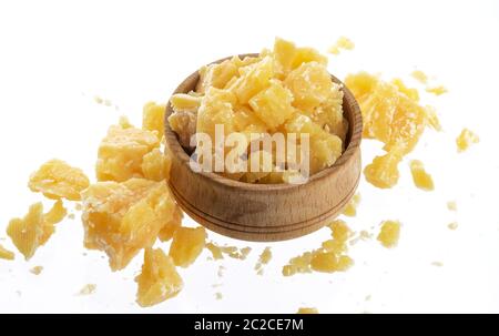 Stücke von Parmesan Käse isoliert auf weißem Hintergrund Stockfoto