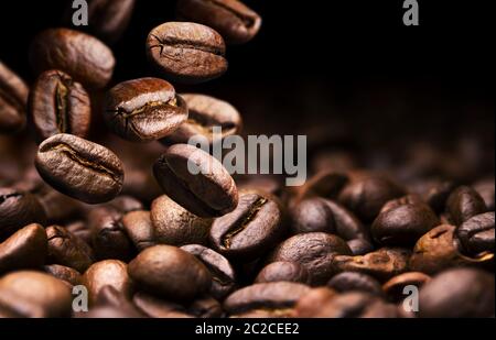 Fallende Kaffeebohnen Stockfoto