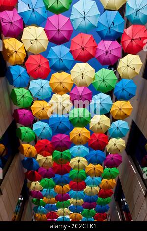 Bunte Sonnenschirme in einer Straße hängenden Stockfoto