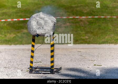 Demonstration von Auto Airbag. Auf einem Stand in der Natur. Stockfoto