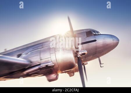 Historische Flugzeuge fliegen gegen einen Sonnenuntergang Stockfoto