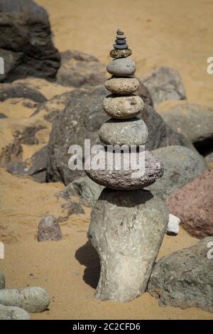 Steine wie eine Pyramide am Strand gestapelt Stockfoto