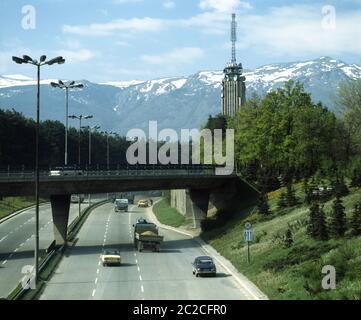 P.K.Yavorov blvd mit altem Fernsehturm, Vitosha Berg und Zar Boris Garten auf der rechten Seite, Sofia, Bulgarien Stockfoto