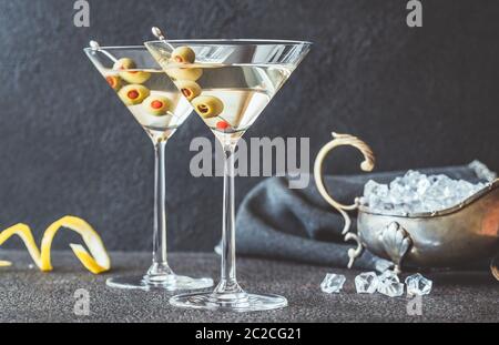 Zwei Gläser Martini Cocktail, garniert mit grünen Oliven Stockfoto