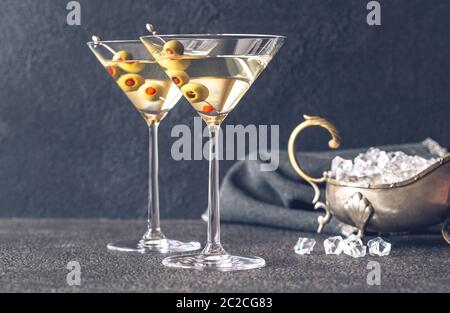 Zwei Gläser Martini Cocktail, garniert mit grünen Oliven Stockfoto