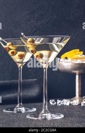 Zwei Gläser Martini Cocktail, garniert mit grünen Oliven Stockfoto