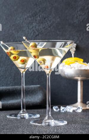 Zwei Gläser Martini Cocktail, garniert mit grünen Oliven Stockfoto