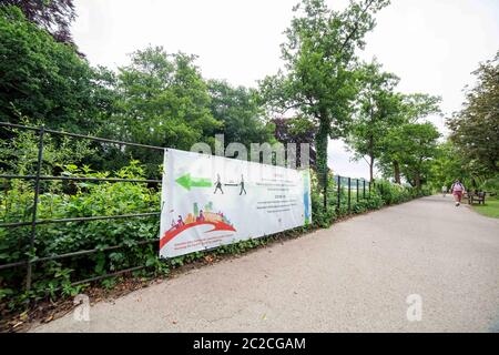 Cardiff, Wales, Großbritannien. Juni 2020. Covid-19 Social Distancing Signage am Roath Lake in Cardiff, da die Lockdown-Maßnahmen in Wales weiter gelockert werden. Kredit: Mark Hawkins/Alamy Live Nachrichten Stockfoto