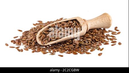 Leinsamen auf weißem Hintergrund, close-up der Leinsamen in Holz- schaufel Stockfoto